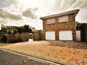 5 Bed House in Waves Edge