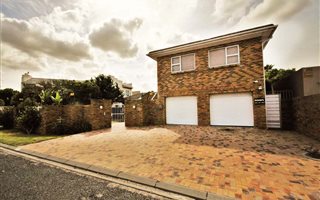 5 Bedroom House in Waves Edge