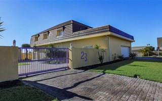 4 Bedroom House in Yzerfontein