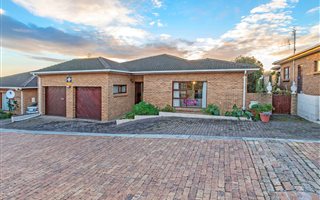 2 Bedroom House in Die Wingerd