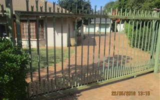 6 Bedroom House in Alphen Park