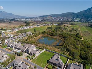 790 m² Land available in Paryskloof