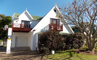 4 Bedroom House in Groenvallei