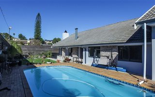4 Bedroom House in Denneburg