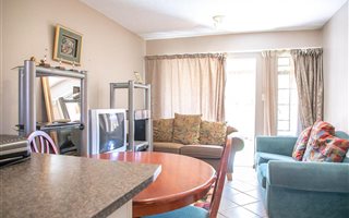 2 Bedroom Townhouse in Mooikloof Ridge