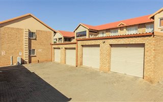 2 Bedroom Apartment in Rooihuiskraal North