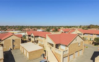 2 Bedroom Apartment in Rooihuiskraal North