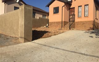 2 Bedroom House in Mahube Valley