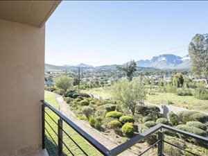 2 Bed Apartment in Sir Lowrys Pass
