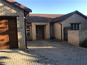 3 Bed Townhouse in Ruimsig