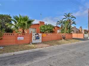 4 Bed House in Strand Central