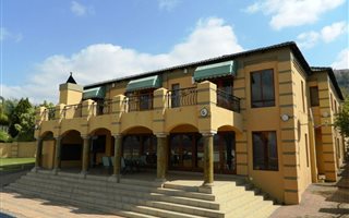 4 Bedroom House in Kosmos Ridge