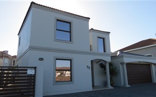 4 Bedroom House in Calypso Beach