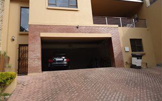 3 Bedroom Apartment in Roodekrans