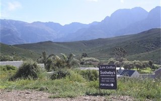 1000 m² Land available in Fairway Heights