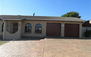 4 Bedroom House in Protea Heights