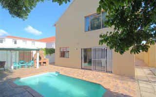 6 Bedroom House in Diep River
