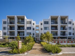 3 Bed Apartment in Paardevlei