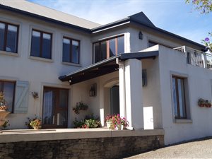 6 Bed House in Hoekwil
