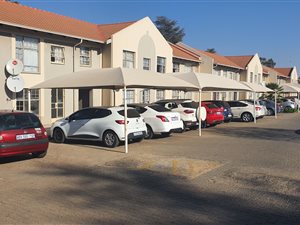 2 Bed Apartment in Die Hoewes