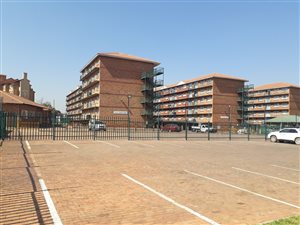 3 Bed Apartment in Die Hoewes