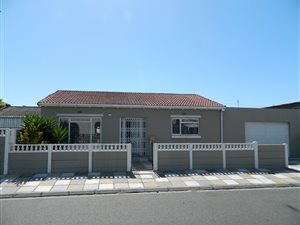 3 Bedroom House in Grassy Park