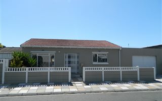 3 Bedroom House in Grassy Park