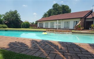 9 Bedroom House in Daggafontein