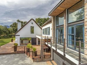 6 Bed House in Somerset West Central