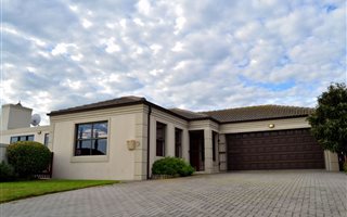 3 Bedroom House in Eikenbosch