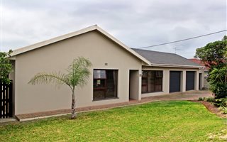 4 Bedroom House in Bredasdorp