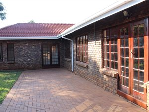 4 Bed House in Zwartkop