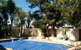 4 Bedroom House in Bloubergstrand