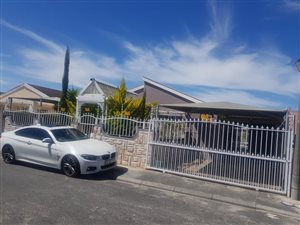 4 Bed House in Pelikan Park