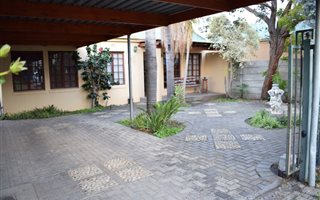3 Bedroom House in Leighton Park