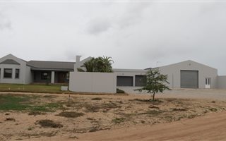 8 Bedroom House in Long Acres