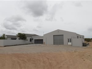 8 Bed House in Long Acres