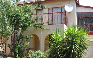 3 Bedroom House in Kensington