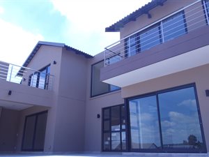 4 Bed Cluster in Douglasdale