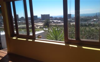 2 Bedroom House in Zonnebloem