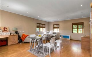 Bachelor apartment in Woodmead