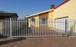 3 Bedroom House in Protea Heights