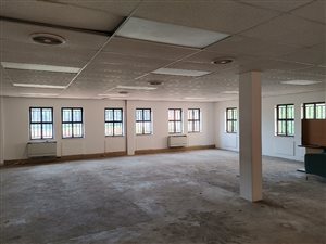 300 m² Commercial space in Hatfield
