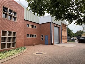 895 m² Industrial space in Gateway Industrial Park
