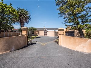 4 Bedroom House in Rondebosch East