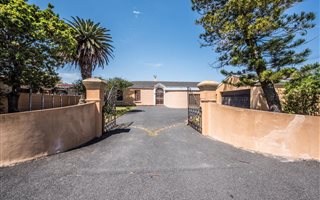 4 Bedroom House in Rondebosch East
