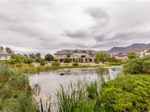 4 Bed Townhouse in Pearl Valley On Val De Vie