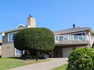 4 Bed House in Boggomsbaai