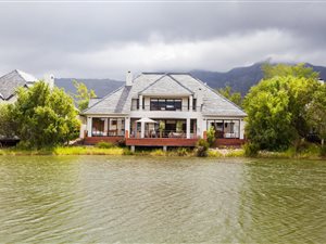 4 Bed House in Pearl Valley