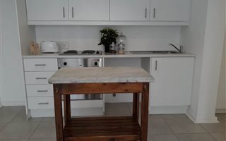 1 Bedroom Garden Cottage in Norwood